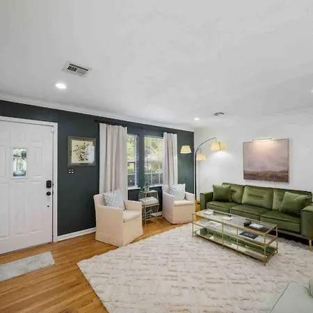 Near Gathering Pl & Brookside Pets Welcome!